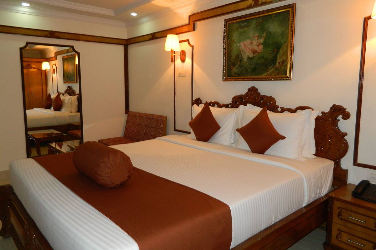 Suite, vista a la ciudad | Minibar y caja de seguridad en la habitación