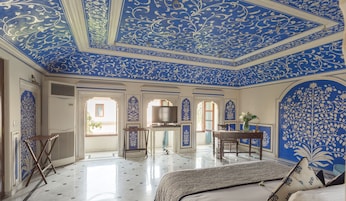 Suíte com design assinado, 1 cama King | Roupas de cama premium, frigobar, cofres nos quartos, escrivaninha