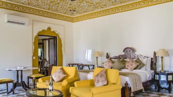 Suíte premium, 1 cama de casal | Roupas de cama premium, frigobar, cofres nos quartos, escrivaninha