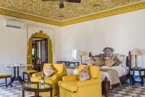 Suíte premium, 1 cama de casal | Roupas de cama premium, frigobar, cofres nos quartos, escrivaninha