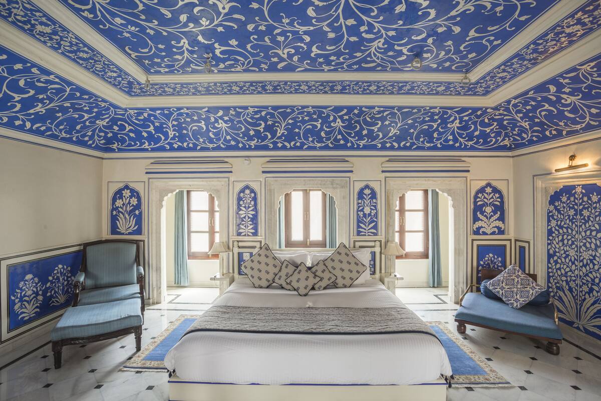 signature suite, 1 king bed | premium bedding, minibar, in-room safe, desk