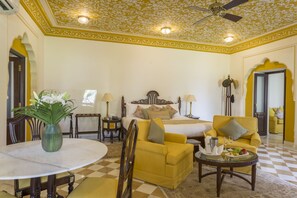 Suíte premium, 1 cama de casal | Opções para refeição no quarto