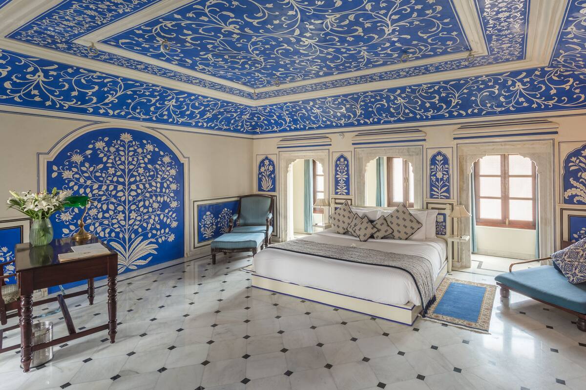 Signature suite, 1 kingsize bed | Luxe beddengoed, een minibar, een kluis op de kamer, een bureau