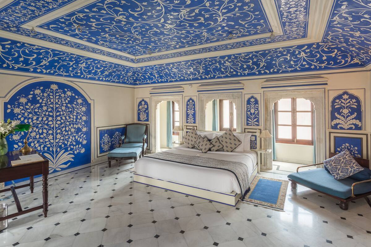 signature suite, 1 king bed | premium bedding, minibar, in-room safe, desk