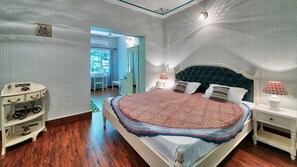 高档床上用品、迷你吧、客房内保险箱、办公桌