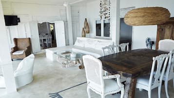 Appartement Deluxe, 3 chambres, vue plage | Coin séjour