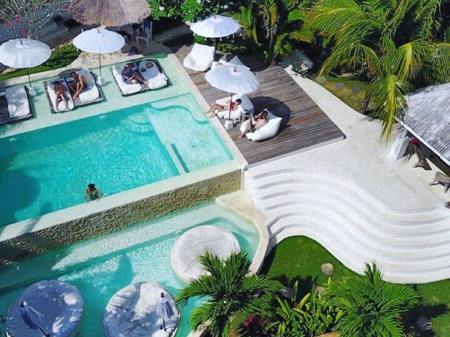 Kolam renang outdoor, dengan payung kolam renang dan kursi berjemur