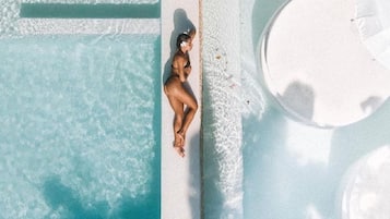 Utomhuspool, parasoller och solstolar