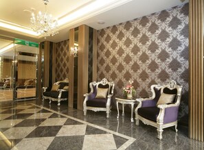 Lobby sitting area - Dubai Villa Motel (Taichung)