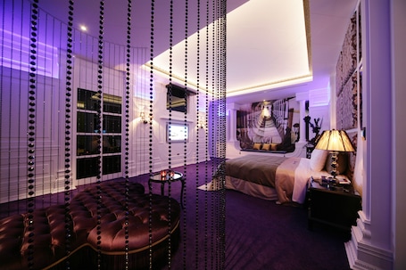 Deluxe Double Room, Hot Tub. Dubai Villa Motel