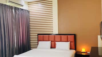 Executive Suite | Desk, blackout drapes, rollaway beds, free WiFi