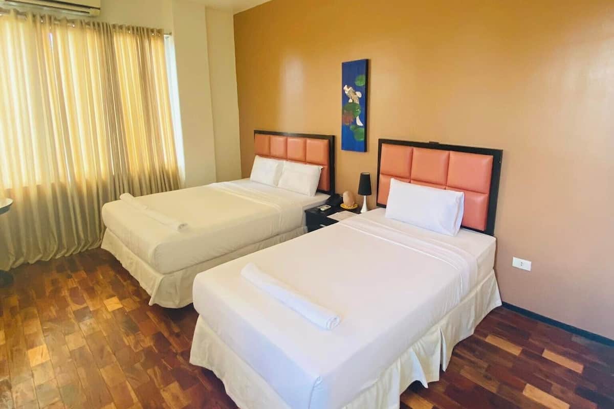 Family Room | Desk, blackout drapes, rollaway beds, free WiFi
