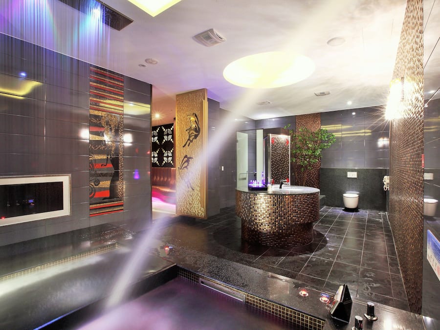 Economy Room, 1 Double Bed, Jetted Tub(Check-in time,weekday 15:00 / Weekend 18:00) | Bathroom | Separate tub and shower, deep soaking tub, rainfall showerhead