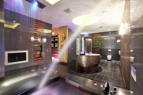 Economy Room, 1 Double Bed, Jetted Tub(Check-in time,weekday 15:00 / Weekend 18:00) | Bathroom | Separate tub and shower, deep soaking tub, rainfall showerhead