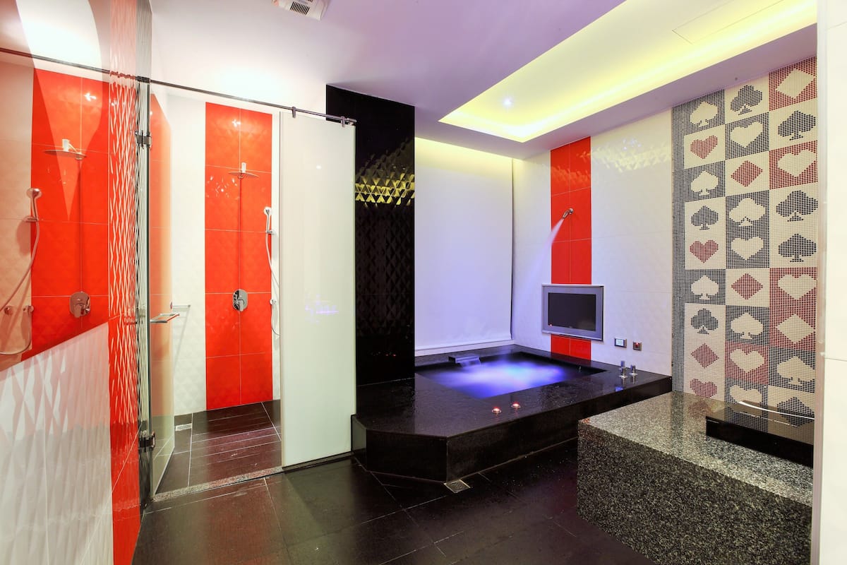 economy room, 1 double bed, jetted tub(check-in time,weekday 15:00 / weekend 18:00) | deep-soaking bathtub