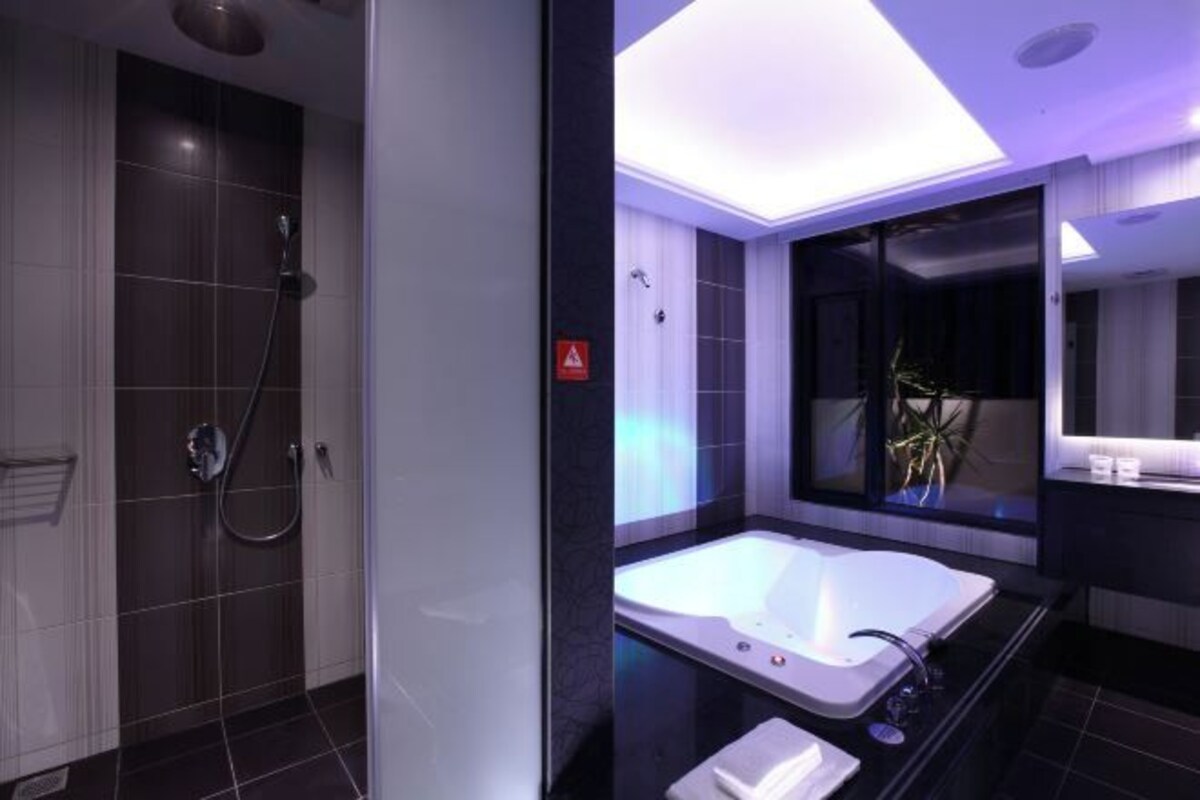Bathroom | Separate tub and shower, deep soaking tub, rainfall showerhead