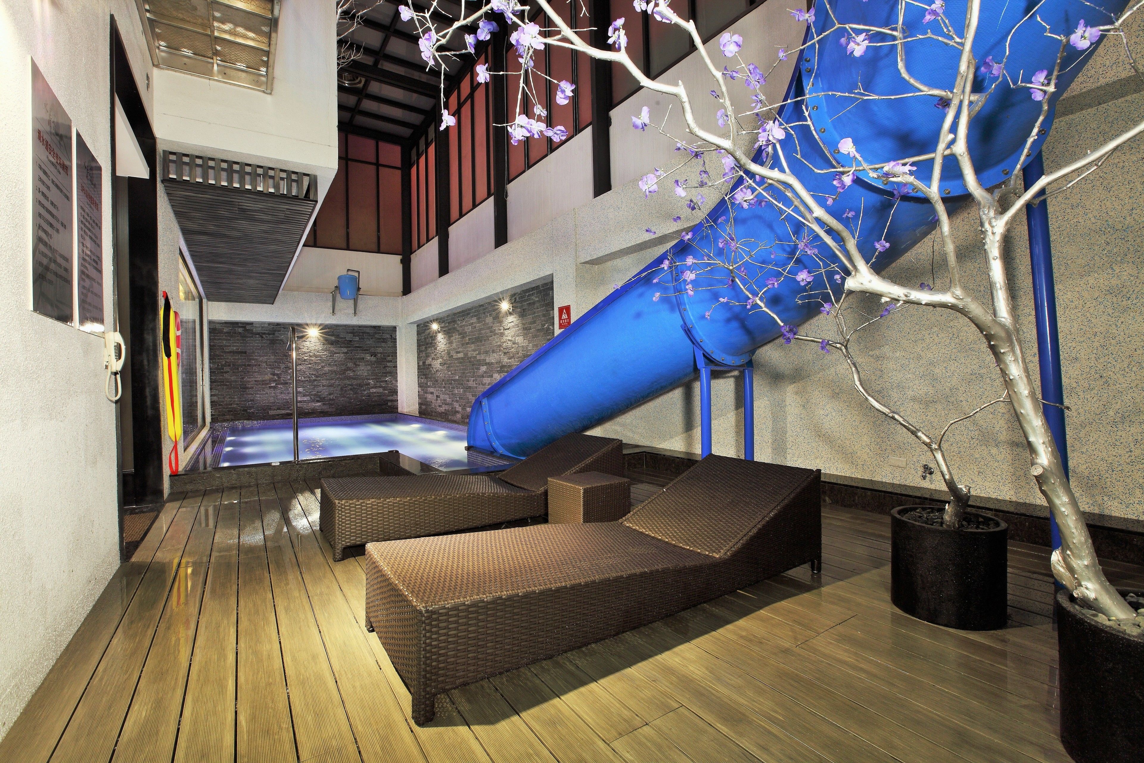 1 bedroom, premium bedding, down comforters, free minibar