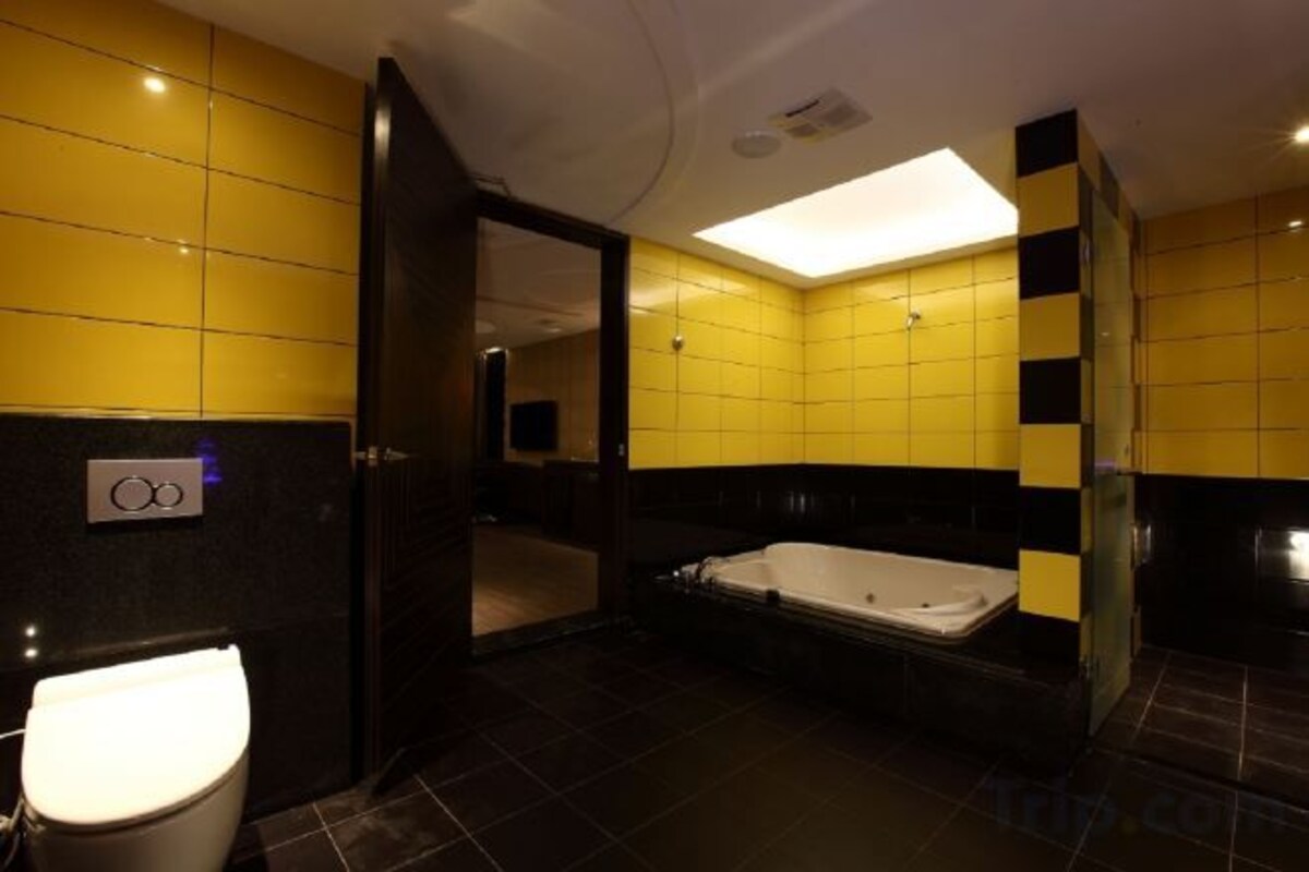 Bathroom | Separate tub and shower, deep soaking tub, rainfall showerhead