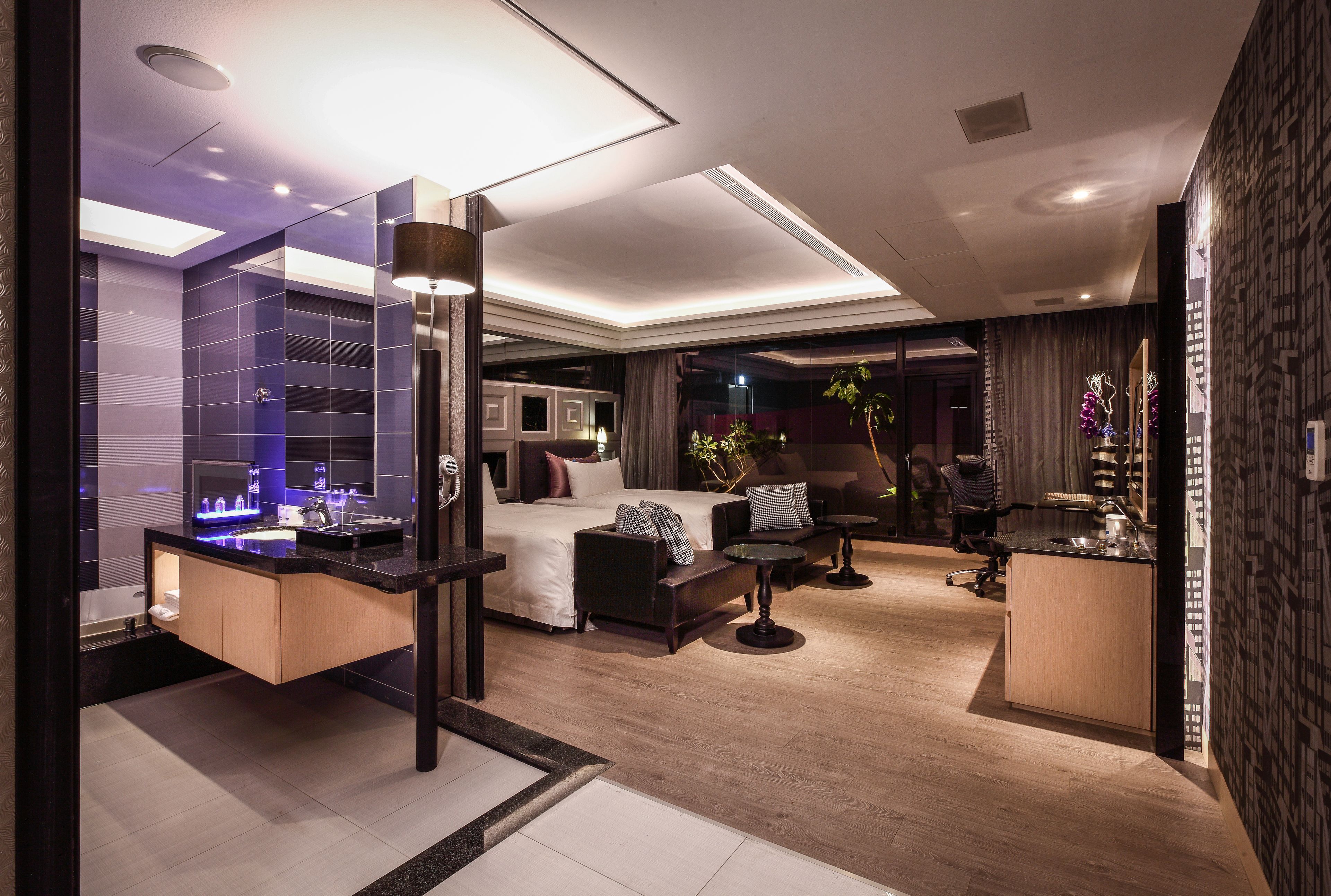 1 bedroom, premium bedding, down comforters, free minibar