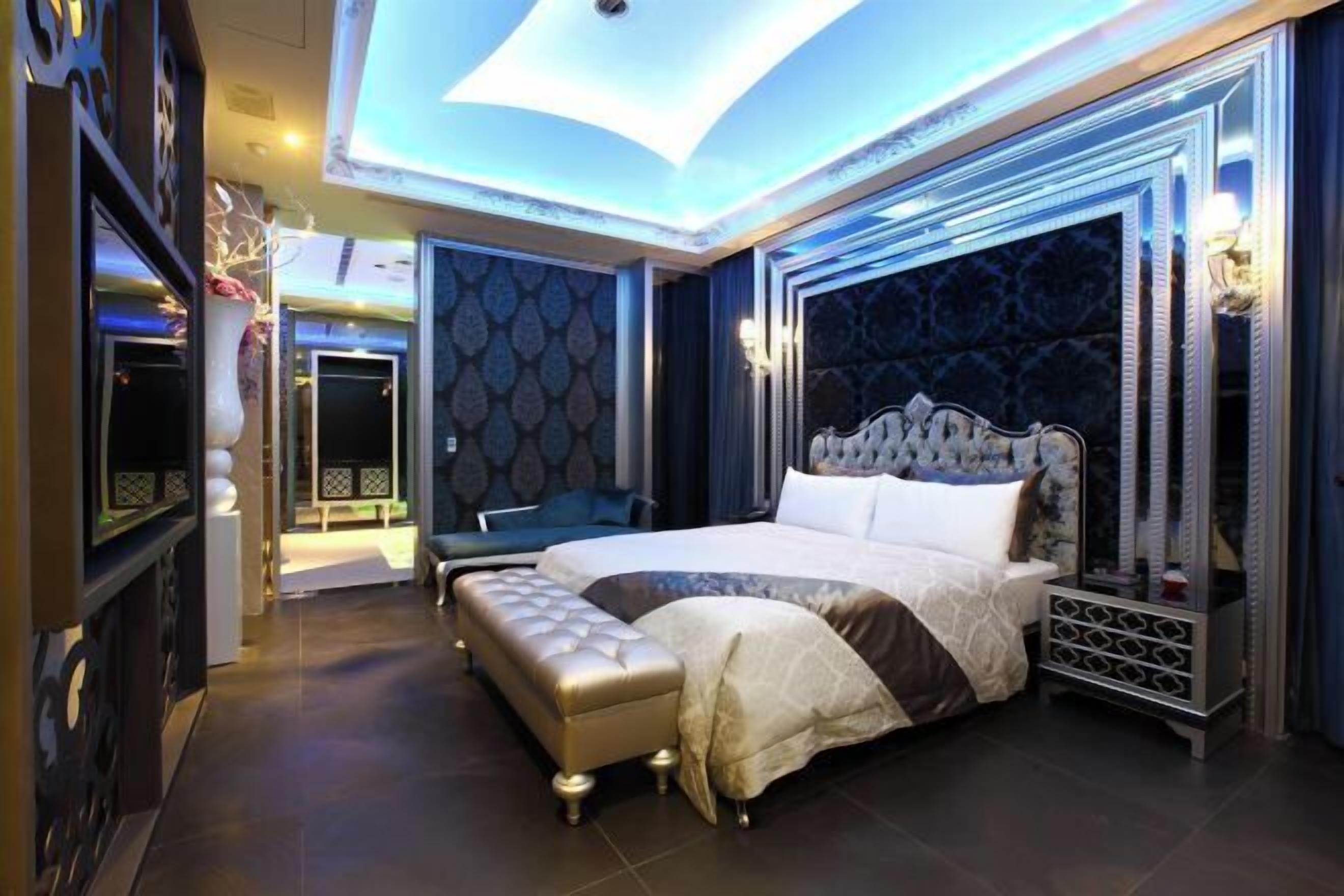 1 bedroom, premium bedding, down duvets, free minibar