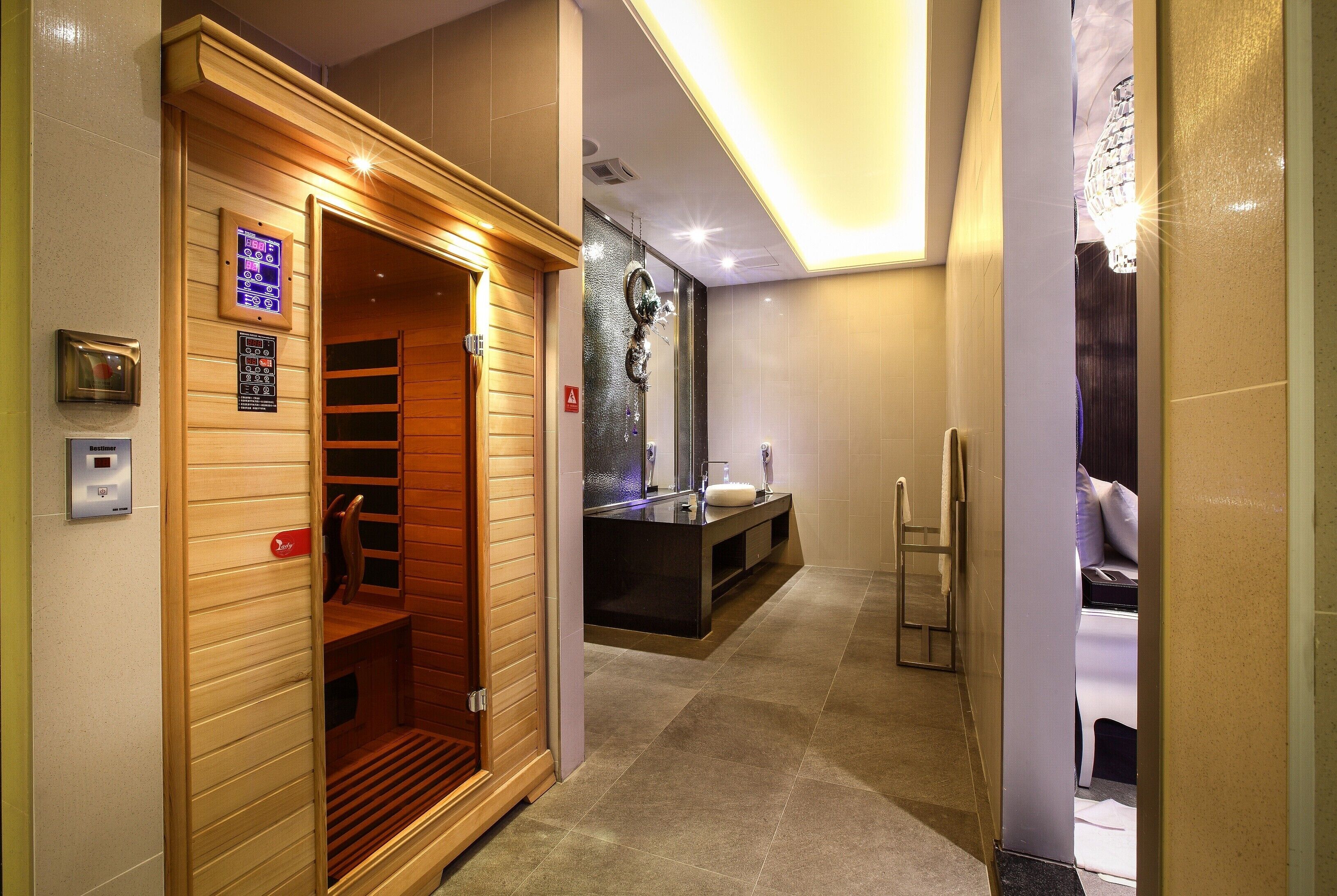 separate bathtub and shower, deep-soaking bathtub, rainfall showerhead