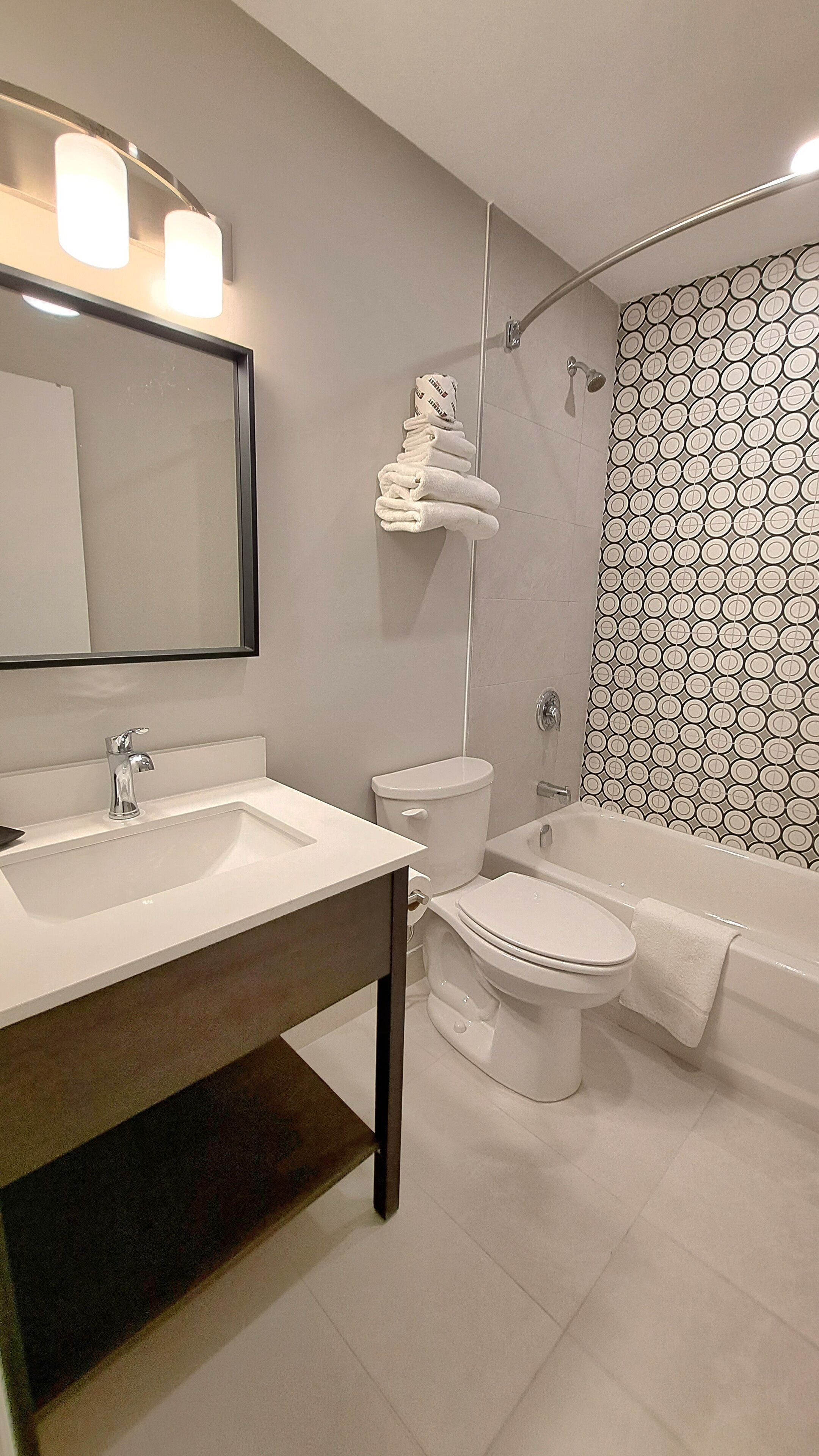 Un baño moderno con lavamanos, inodoro y bañera.