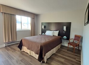 Escritorio, tabla de planchar con plancha, wifi gratis y ropa de cama 