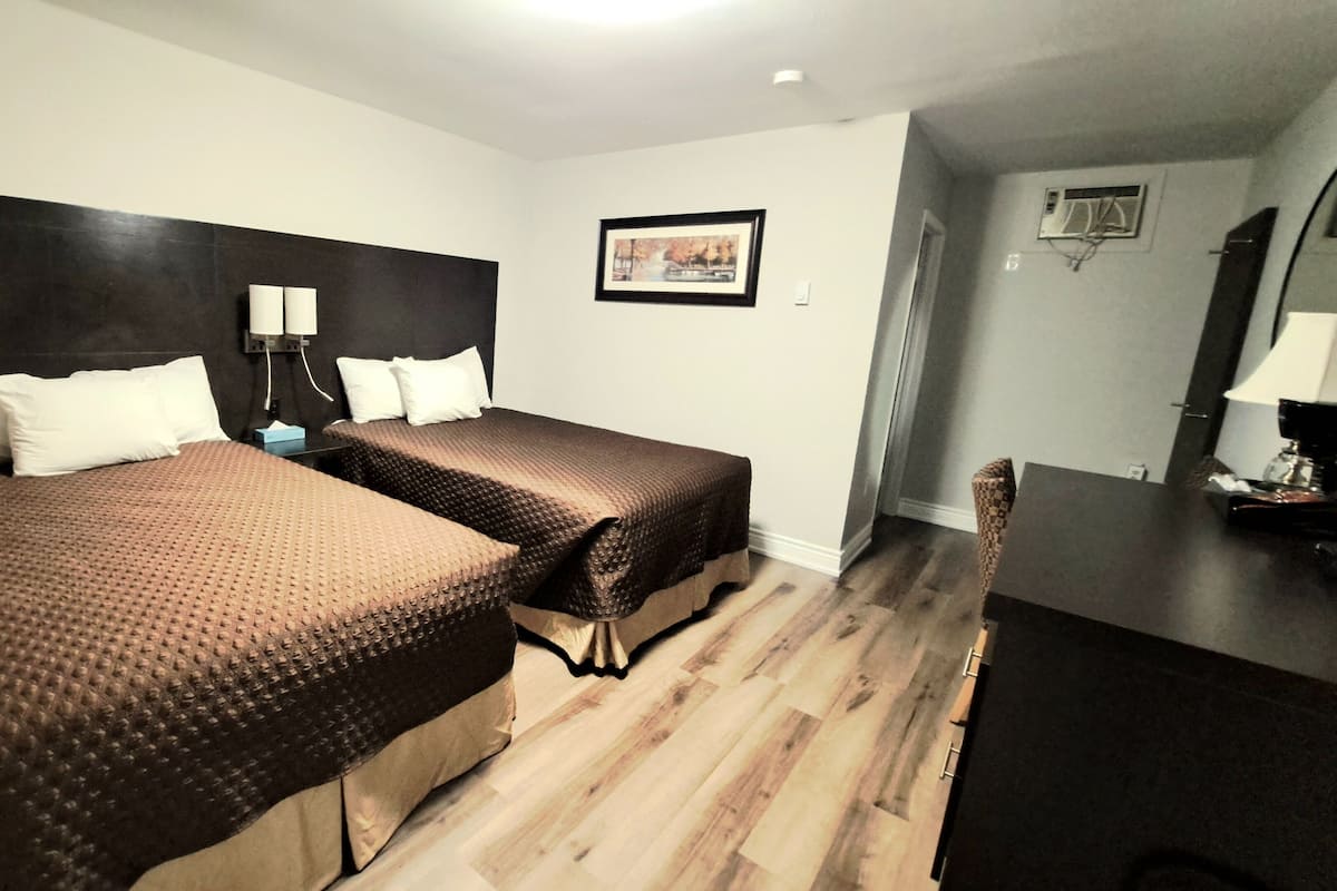 Habitación, 2 camas matrimoniales | Escritorio, tabla de planchar con plancha, wifi gratis y ropa de cama