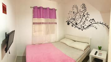 Habitación estándar doble (Fan ) | Escritorio y ropa de cama