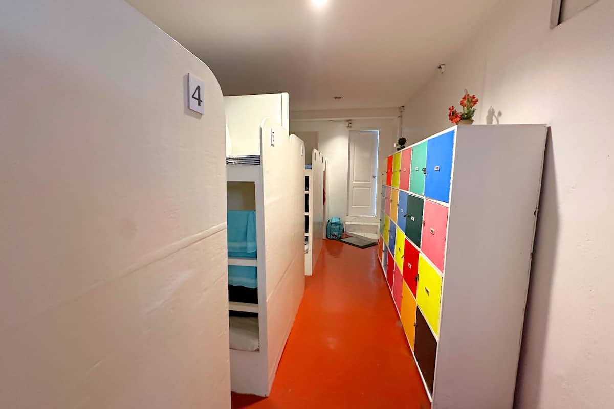 Eenvoudige slaapzaal, alleen voor mannen | Een kluis op de kamer, gratis wifi, beddengoed