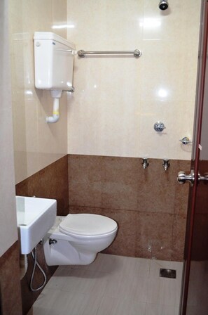 Un baño pequeño con inodoro, bidé y ducha.