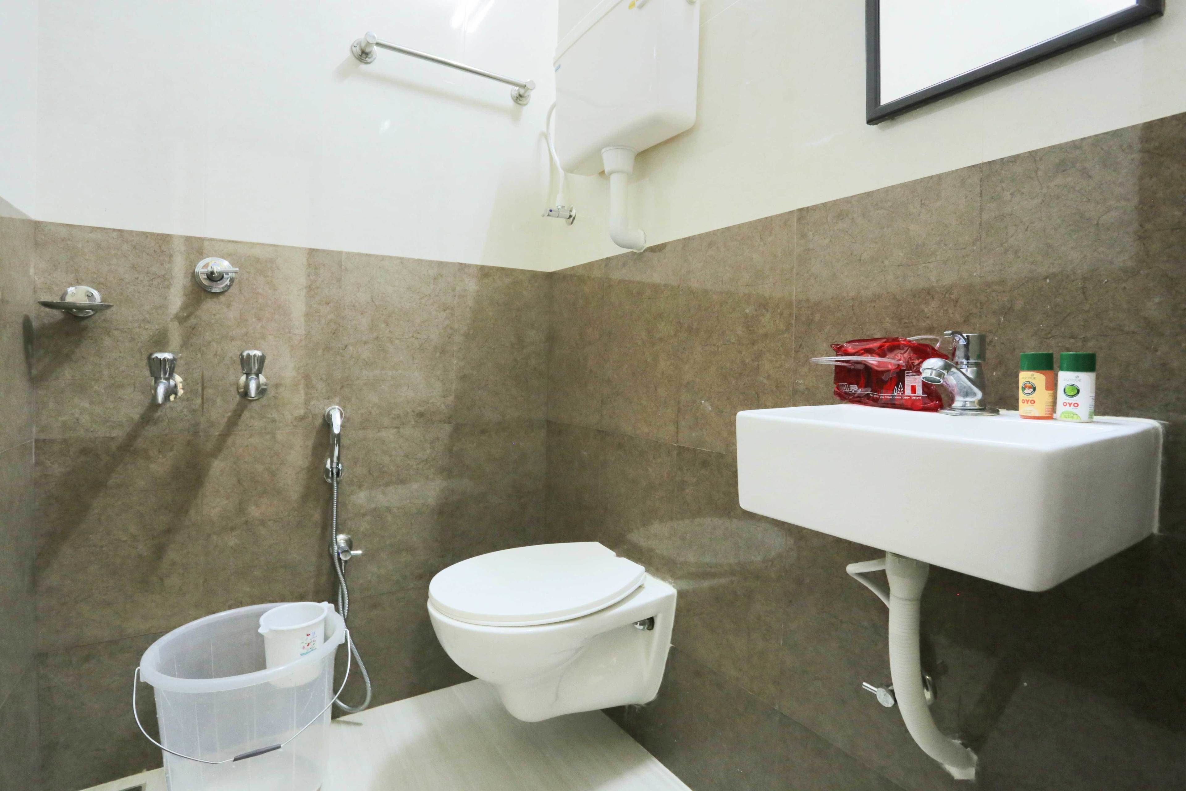 deluxe triple room, 3 single beds | bathroom | shower, free toiletries, towels