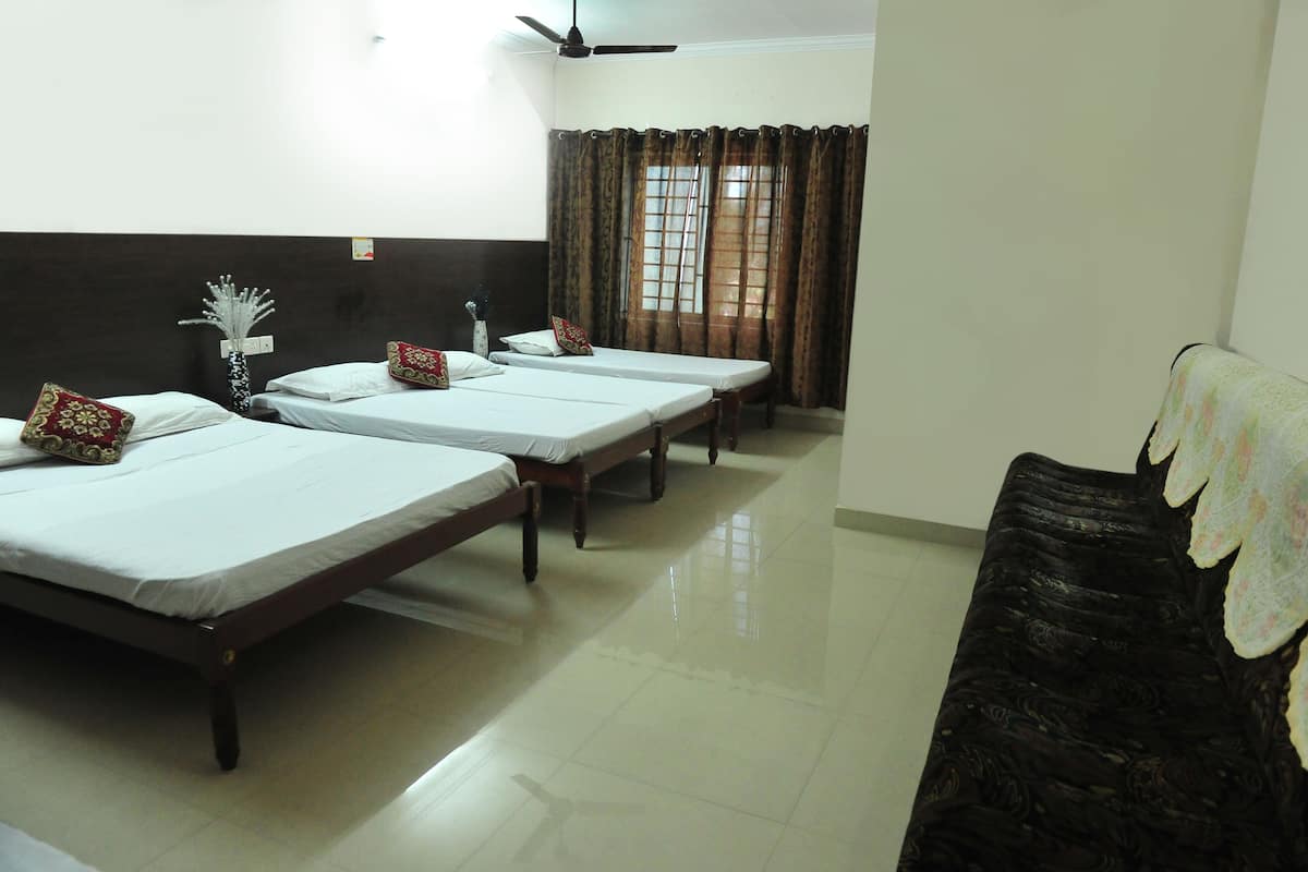 Deluxe Quadruple Room | Meja, Wi-fi percuma, cadar katil
