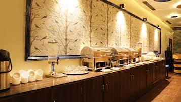 Daily buffet breakfast (INR 427.5 per person)