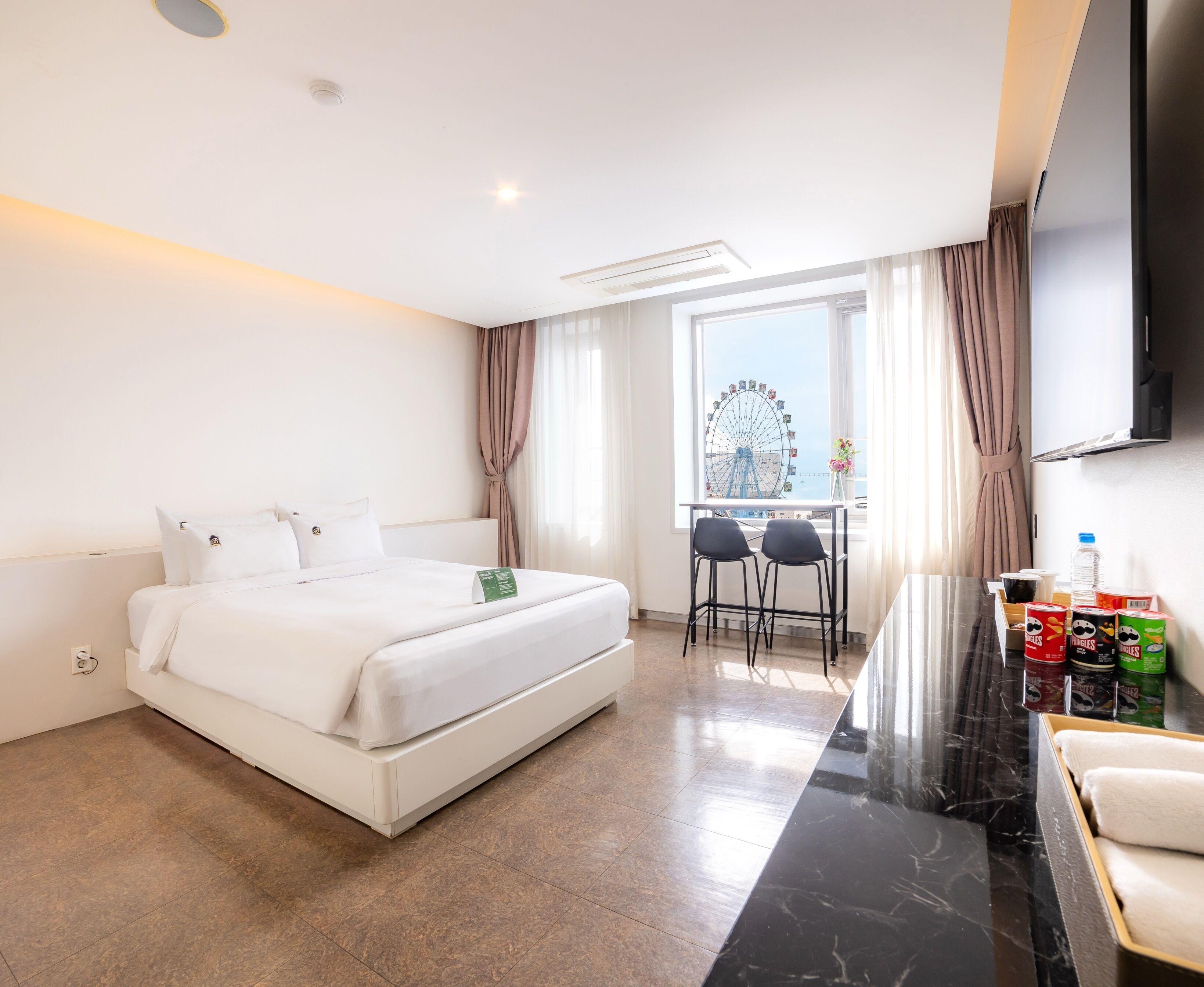 standard double room | desk, blackout curtains, free wifi, bed sheets