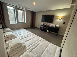 Ondol Room | Desk, blackout drapes, free WiFi, bed sheets - Benikea The Bliss Hotel (Incheon)