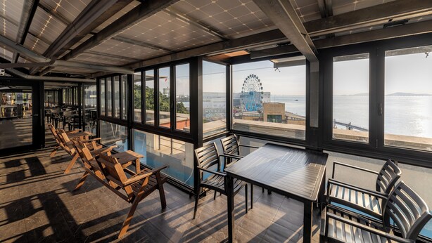 A restaurant with large windows, wooden tables, and chairs. - Benikea The Bliss Hotel (Incheon)