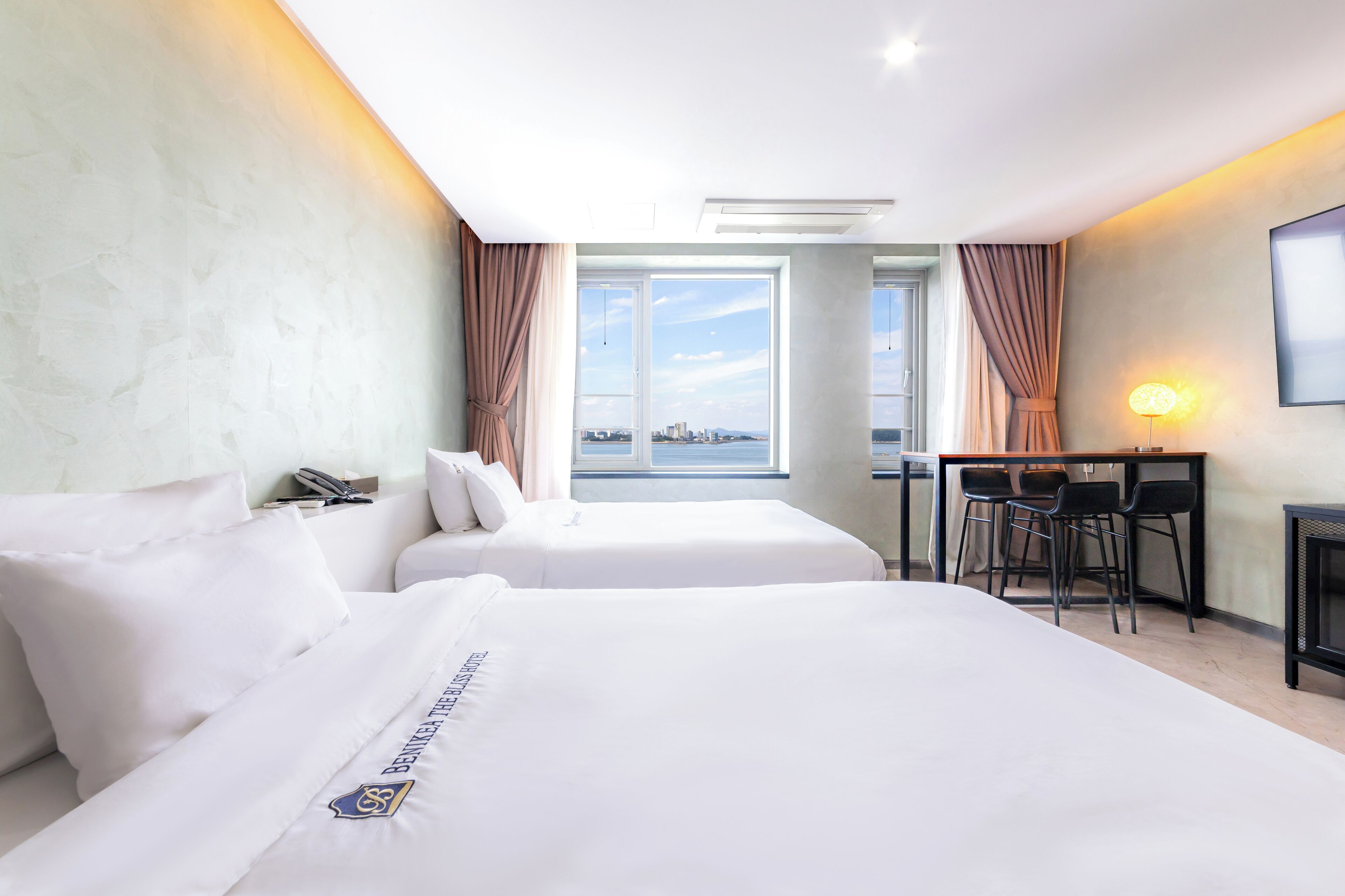 Desk, blackout drapes, free WiFi, bed sheets