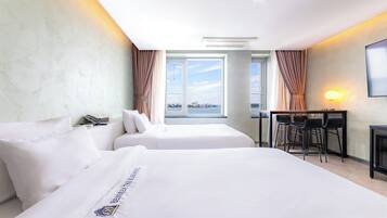 Skrivebord, blendingsgardiner, wi-fi (inkludert) og sengetøy