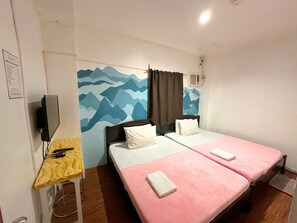 Family Room | Desk, soundproofing, bed sheets - Dormitelsph España (Manila)