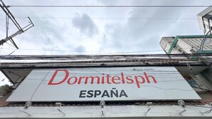 Un edificio con un cartel que dice 'Dormitelsph ESPAÑA'.