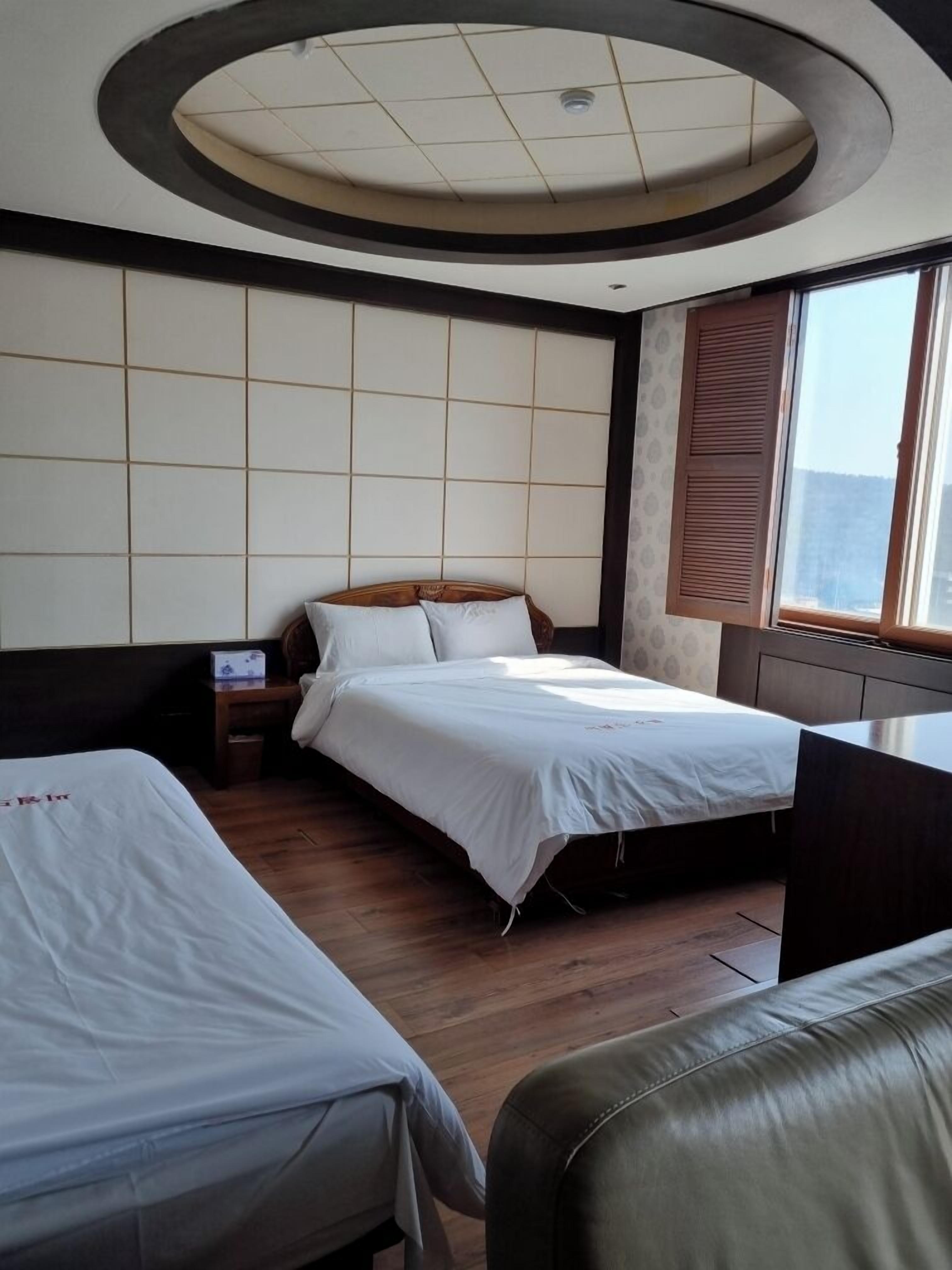 Royal Suite | Desk, laptop workspace, free WiFi