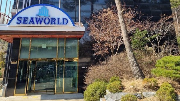 Un edificio moderno con un letrero que dice 