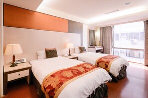 Deluxe Twin Room | Premium bedding, down duvets, desk, blackout curtains - Waugh Den Hotel (Taichung)