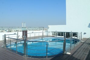 Una piscina al aire libre (de 07:00 a 19:00), tumbonas