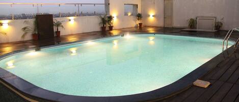 Hồ bơi ngoài trời, mở cửa từ 7:00 đến 19:00, ghế dài tắm nắng