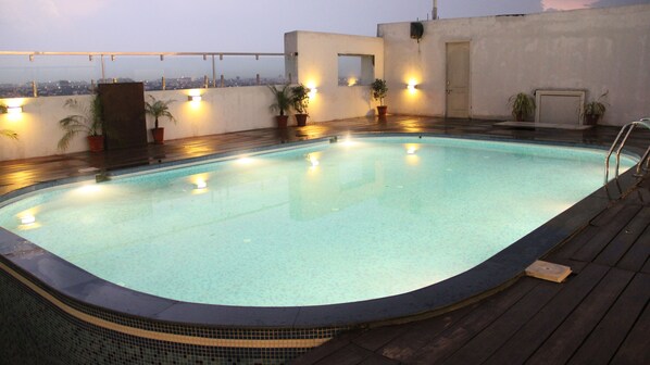 Una piscina al aire libre (de 07:00 a 19:00), tumbonas
