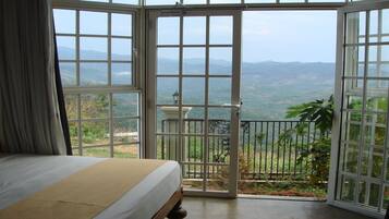 Superior Room, Non Smoking, Mountain View | Egyptian cotton sheets, premium bedding, Select Comfort beds