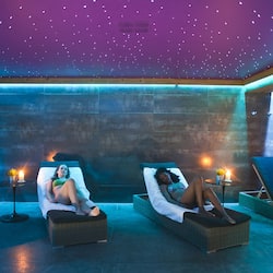 Sauna, hot tub, steam room, hot stone massages, deep-tissue massages