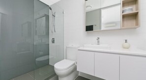 淋浴設備、免費盥洗用品、吹風機、毛巾